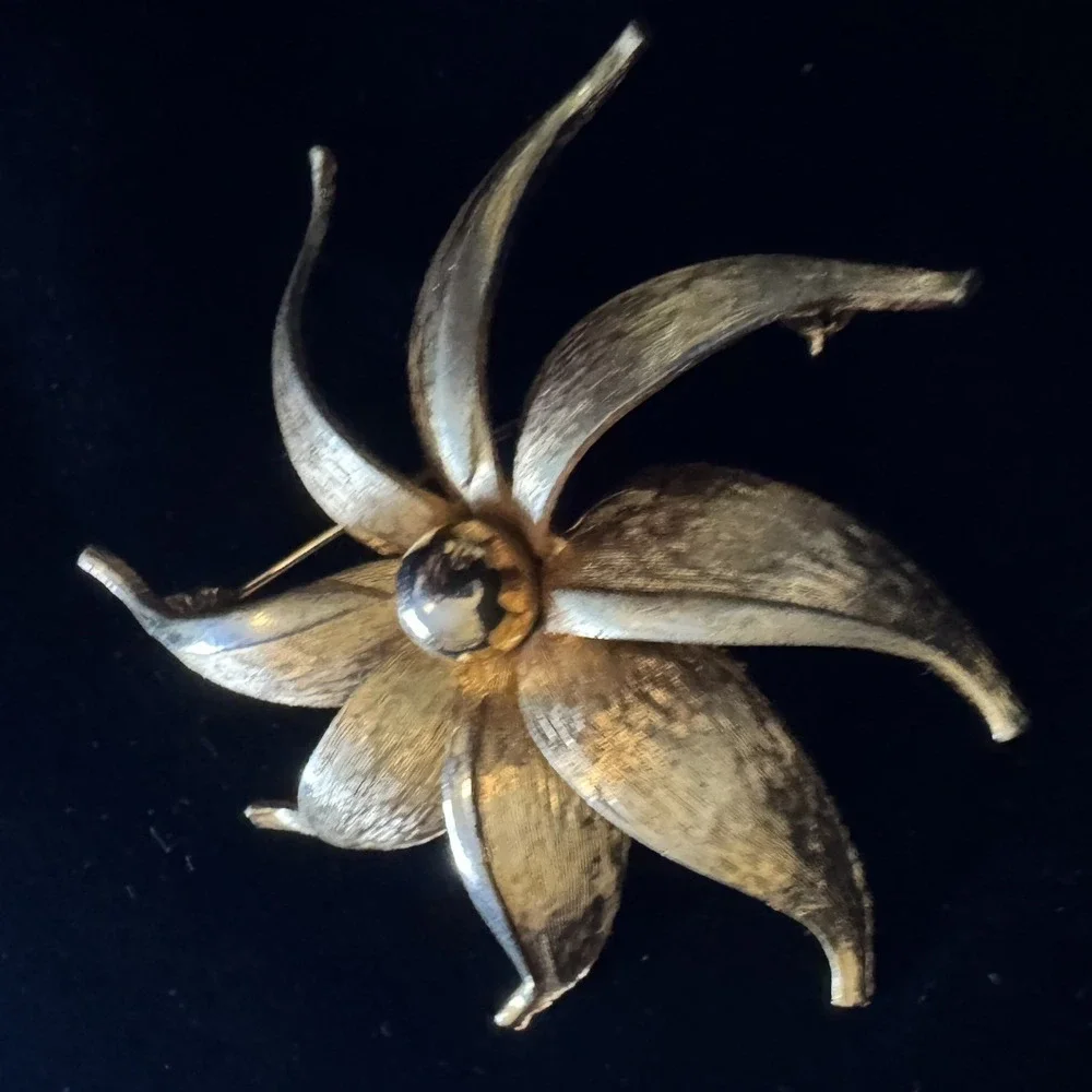 Vintage Gold Tone Textured Petal Flower Pinwheel Brooch Statement Pin 2.75